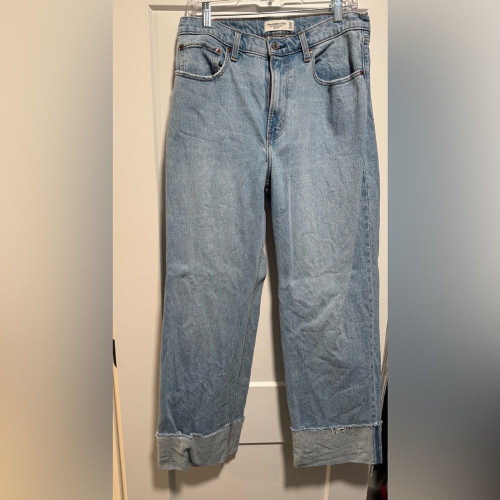 Women’s A & F The 90’s Relaxed, High Rise Jeans in a Size 10R (Waist 30)